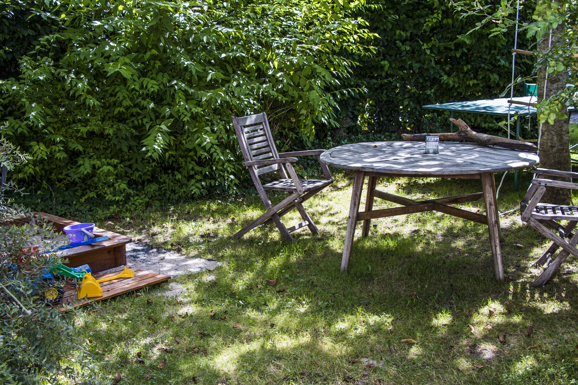 Die Terrasse mit gem&uuml;tlicher Sitzecke